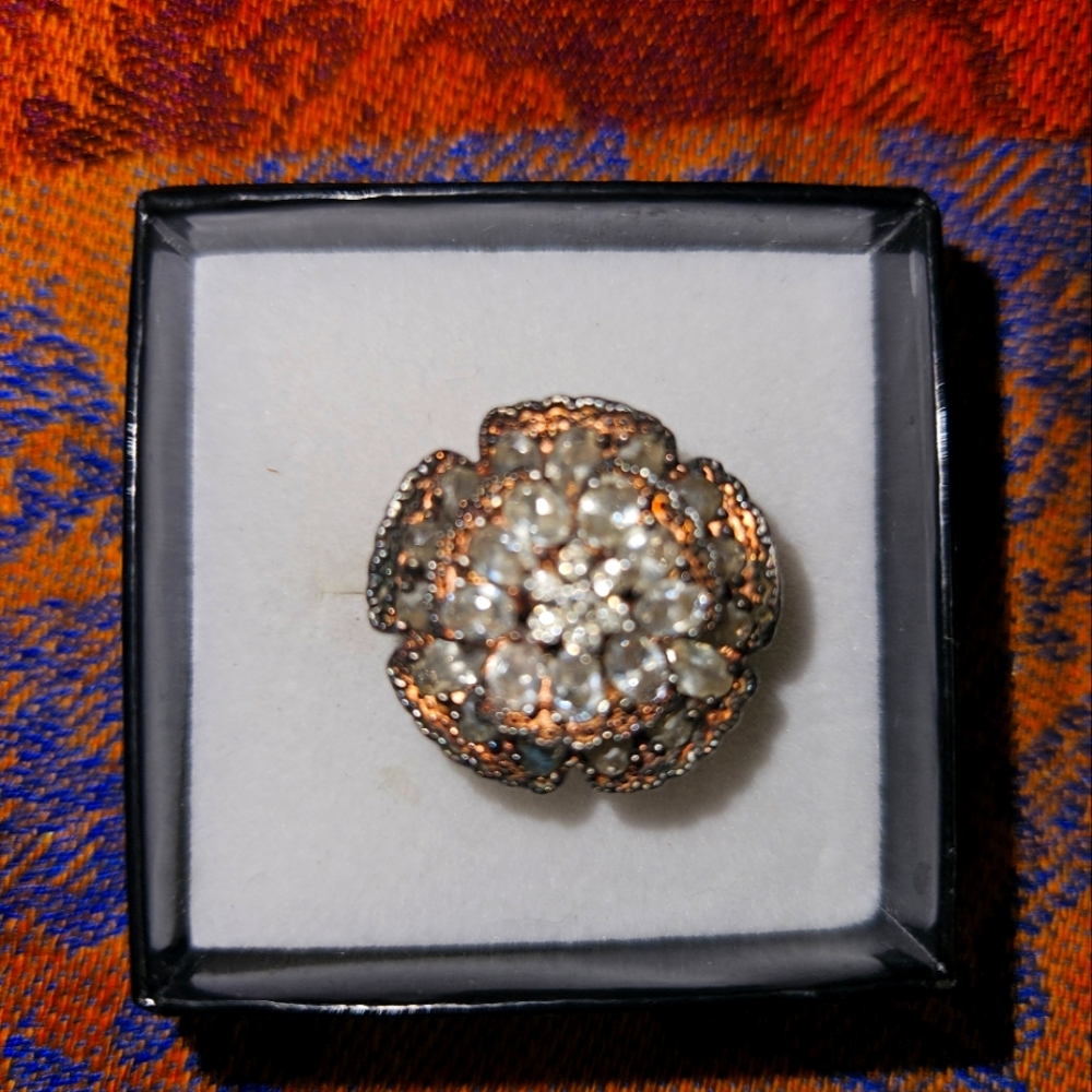 ORNATE ROSE AND COPPER METALS, SIMULATED DIAMONDS THROUGHOUT. SIZE 6+ RING. PICS